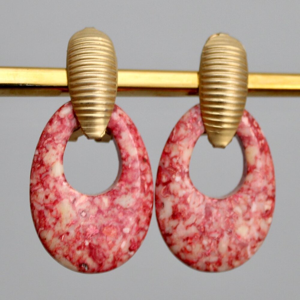 Vintage Gold Tone Ribbed Pink Dyed Howlite Oval Charm Drop Pierced Earring